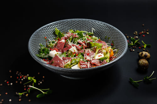 Фирменный салат с копченной кониной Фирменный салат с копченной кониной